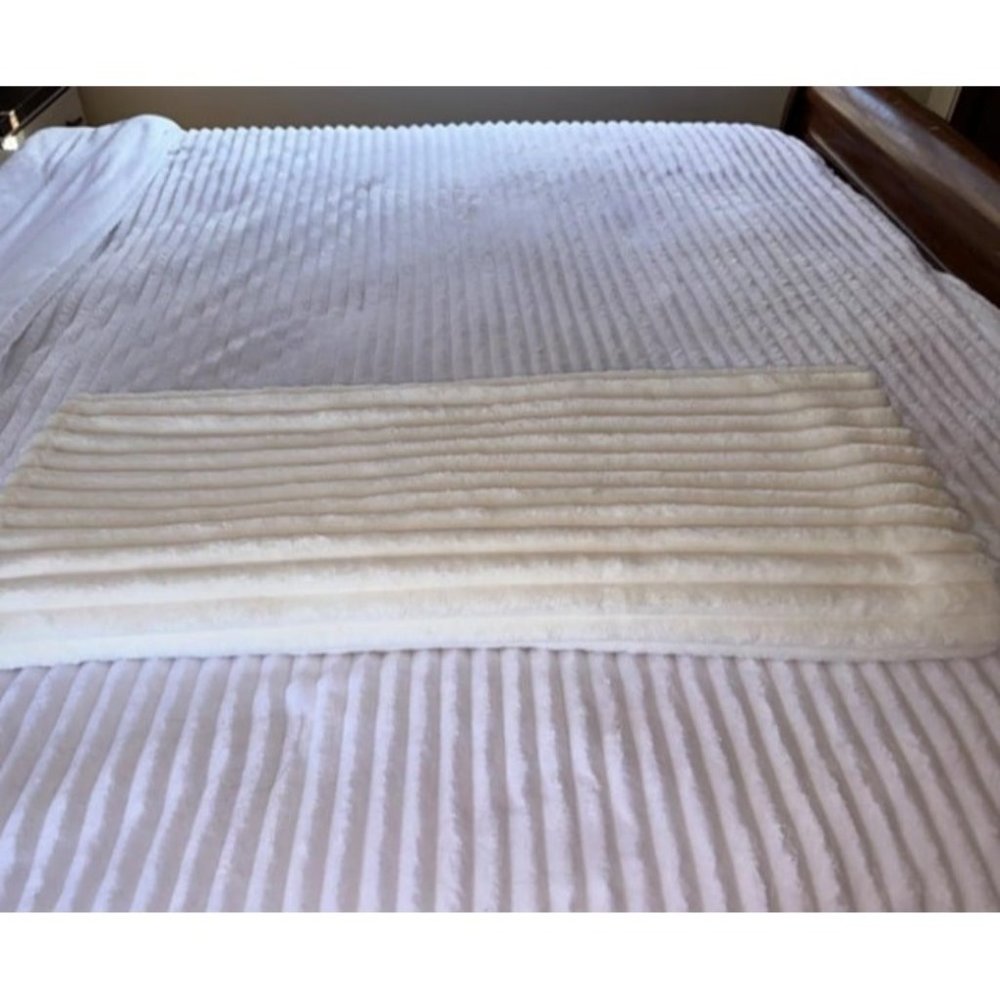 White Fleece Throw Blanket for Couch - Super Soft Cozy Blankets for Women
